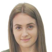 Chica joven imparte clases a niñ@s de todas las edades